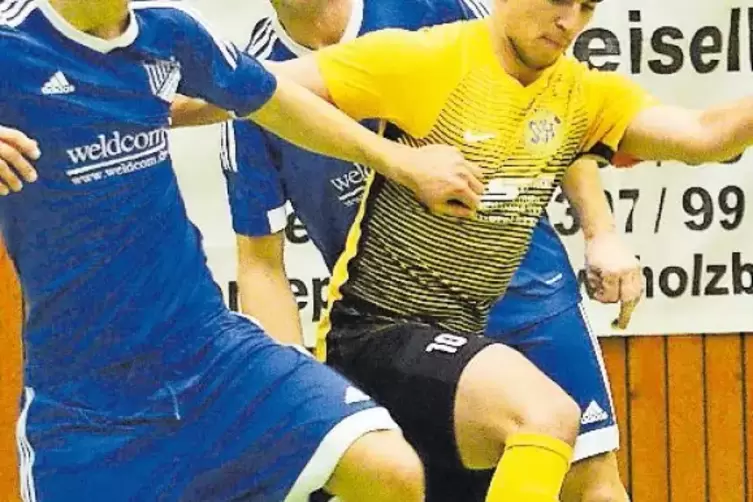 Szene aus dem Finale: Hermersbergs Timm Dudek (gelbes Trikot) setzt sich gegen Felix Imhof durch, dahinter Andreas Vatter.
