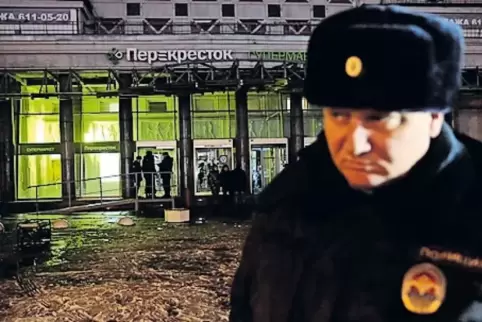 Ein Polizist sichert den Tatort: einen Supermarkt.