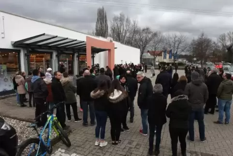 Am Ort des Geschehens versammelt: Trauerkundgebung am Donnerstagnachmittag. Foto: vAN 