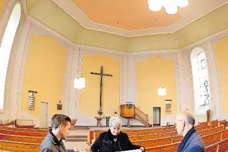Lutherkirche: Architekt Sebastian Metz (l.) zeigt Dekanin Zimmermann-Geisert und Pfarrer Rasp die Entw&uuml;rfe.
