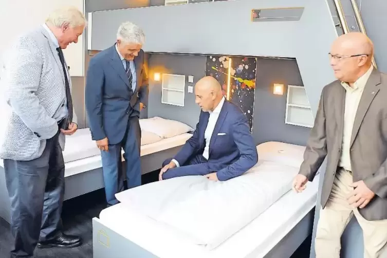 Erste Sitzprobe in der Jugendherberge: Im Musterzimmer machen es sich gem&uuml;tlich: Jugendherbergspr&auml;sident Peter Schuler, OB Bernh