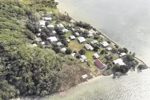Müssen wegen des steigenden Meeresspiegels umgesiedelt werden: Menschen und ihre Häuser im Dorf Narikoso auf der Fidschi-Insel O