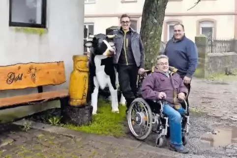 Drei Generationen bewirtschaften den Guhlschen Bauernhof im 170-Einwohner-Dörfchen Gerhardsbrunn: von links Enkel Dominik, Opa R