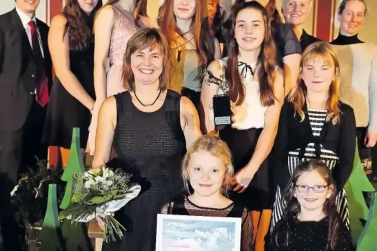 Ein goldenes Ross für die strahlenden Preisträger: Gemeinsam mit ihren jungen Musical-Darstellern nahm Petra Steuerwald (mit Blu