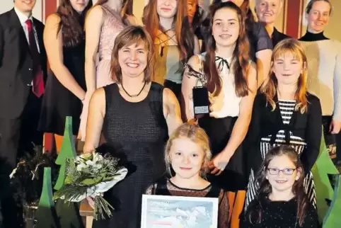 Ein goldenes Ross für die strahlenden Preisträger: Gemeinsam mit ihren jungen Musical-Darstellern nahm Petra Steuerwald (mit Blu