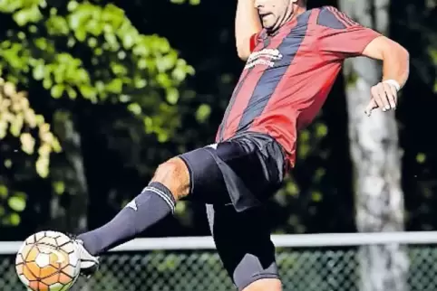 Soll nach der Winterpause für den TuS Tore schießen: Dennie Schmidt, zuletzt beim SV Steinwenden am Ball.