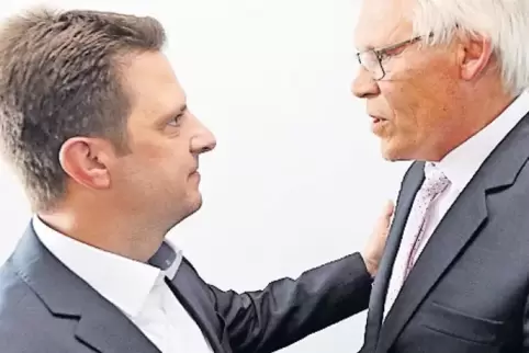 Wahlgewinner Frank Rütter (links) und sein Mitbewerber Reinhold Niederhöfer.