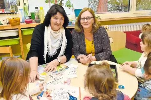 Spielen hier ein letztes Mal mit „ihren“ Kindern: Cornelia Walber (links) und Elke Schweitzer-Fornoff. Die beiden Erzieherinnen 