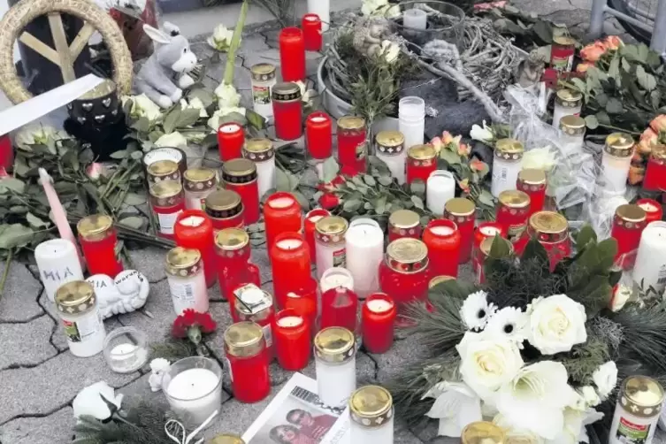 Kerzen erinnern an die getötete Schülerin.