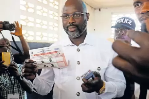 In der Hauptstadt Monrovia gab George Weah am Dienstag seine Stimme ab. Gestern Abend lag er laut Wahlkommission nach Auszählung