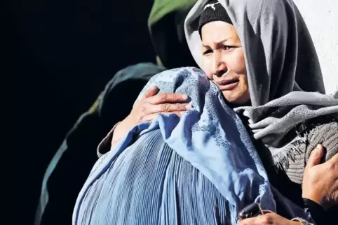 Trauernde nach dem Anschlag auf ein Kabuler Kulturzentrum. Fast zeitgleich kamen im Norden Afghanistans sechs Kinder ums Leben, 