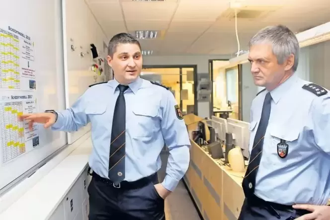 Noch etwas skeptisch blickt Dienststellenleiter Wolfgang Zöller (rechts) auf die Ausführungen zum neuen Schichtmodell von Jens V Noch etwas skeptisch blickt Dienststellenleiter Wolfgang Zöller (rechts) auf die Ausführungen zum neuen Schichtmodell von Jens V