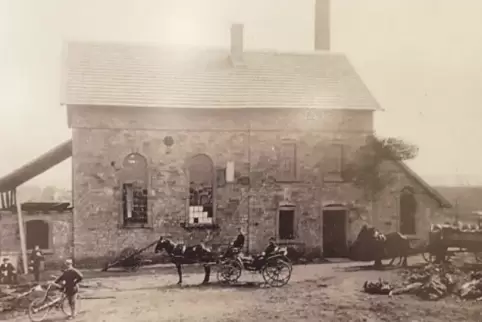 Tief unter dem alten Haus in der Spesbacher Straße, das heute natürlich ganz anders aussieht als auf diesem Foto aus dem Jahr 18