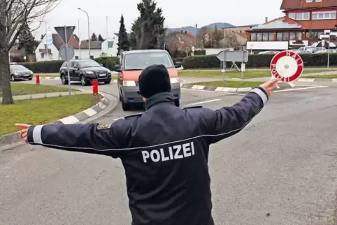 Halt, da geht’s zur Kontrolle.