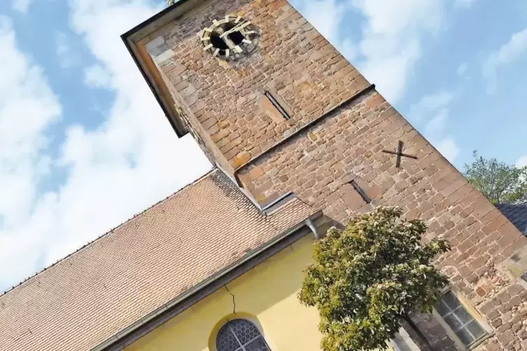 „Die Stigmatisierung als Nazi-Dorf“ habe Herxheim noch nicht überwunden, sagt der Pfarrer: Im Turm der Kirche hängt eine Glocke 