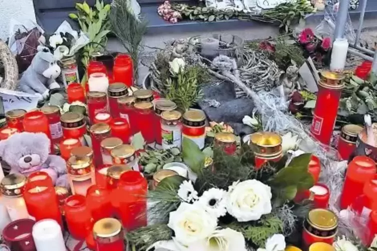 Kerzen und Blumen am Tatort in Kandel.