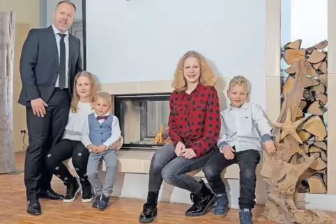 Testsitzen am Kamin: (von links nach rechts) Firmeninhaber Sascha Böhmer mit seinen Kindern Jolina, Till, Larissa und Philipp.