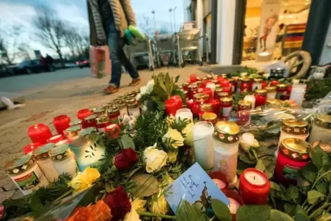 Vor dem Tatort - dem Drogeriemarkt in Kandel - wurde Kerzen und Blumen abgelegt. Foto: dpa