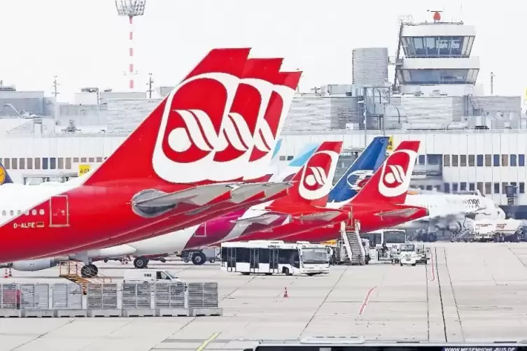 Die Fluglinie mit dem charakteristischen weiß-roten Logo auf der Heckflosse musste Ende Oktober den Flugbetrieb einstellen. Wie 