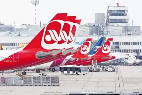 Die Fluglinie mit dem charakteristischen weiß-roten Logo auf der Heckflosse musste Ende Oktober den Flugbetrieb einstellen. Wie 