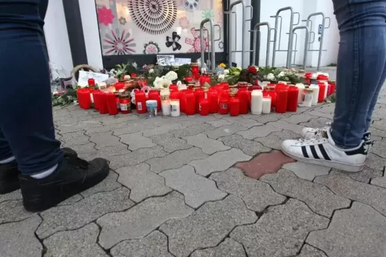 Trauer am Tatort in Kandel: Kerzen und Blumen. Foto: van 