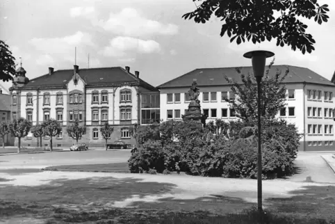 Blick vom Paradeplatz auf das Dienstgebäude des Landratsamtes Germersheim mit dem zu Beginn der 1960er Jahre in Betrieb genommen