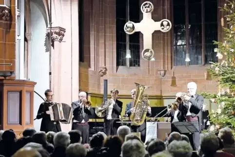 Alpenländische Akkordeon- und virtuose Bläserklänge harmonierten beim Weihnachtskonzert des Rennquintetts am Freitag in der Schl