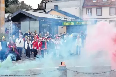 Mit viel Radau und Nebelkerzen zogen die Narren des KV Waldfischbach, die Unterstützung aus der Pfalz und dem Saarland hatten, g