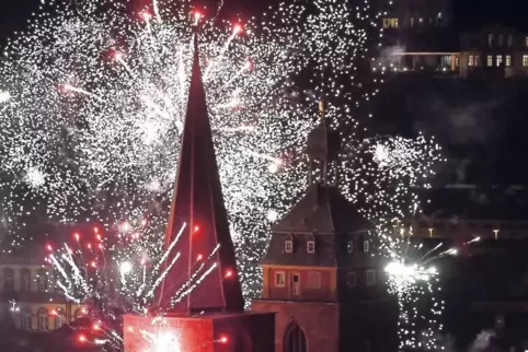 Raketen über Neustadt, selbst über der Verbotszone Altstadt: das traditionelle Feuerwerk zum Jahreswechsel.