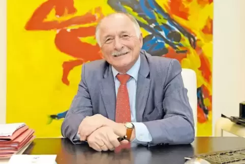 Hans Ziegle in seinem Ludwigshafener Büro. Wenn der gelernte Gebäudereiniger und studierte BWLer gerade nicht arbeitet, wandert 