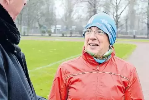 Hat schon elf Marathon-Läufe absolviert: Monika Kolbenschlag. Hier im Gespräch mit Volker Endres.