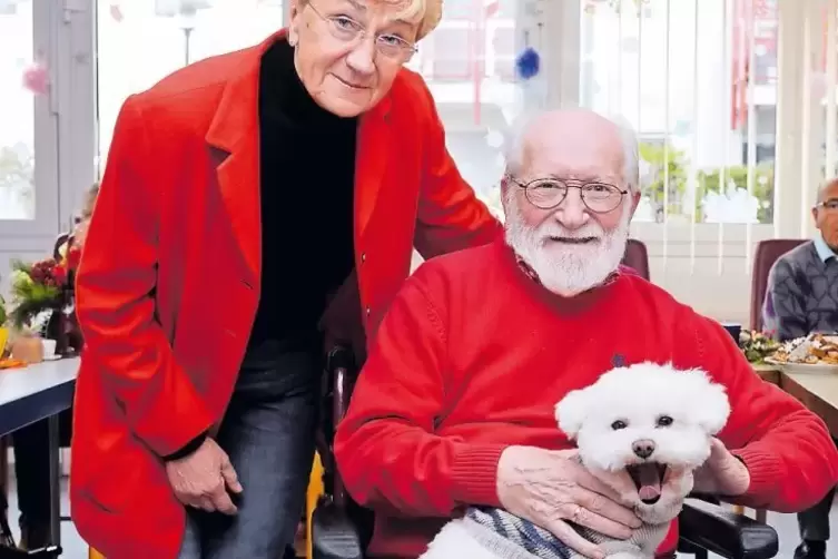 Im Haus Lichtblick in Speyer: Irene und Arndt Wolter aus Harthausen mit Haushund Lola.