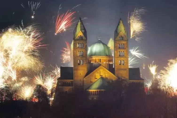 Bunter Start ins neue Jahr: Von der alten Rheinbrücke aus zeigte sich das Feuerwerk rund um den Dom besonders prächtig.