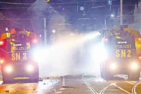 Die Leipziger Polizei setzte Wasserwerfer gegen 40 bis 50 Randalierer ein.