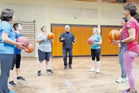 Harmonische und bewegungsfreudige Truppe: Trainer Bodo Hoffmann gibt im Frauenfit-Kurs den Ton an, die Frauen folgen seinen Anwe