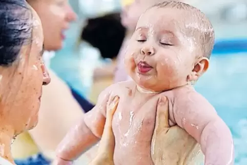 Babys sollten früh ans Wasser gewöhnt werden.