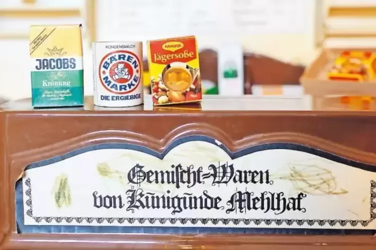 Alte S&uuml;tterlin-Schrift ziert den kleinen Kaufmannsladen von Erika von Usslar aus Schifferstadt.