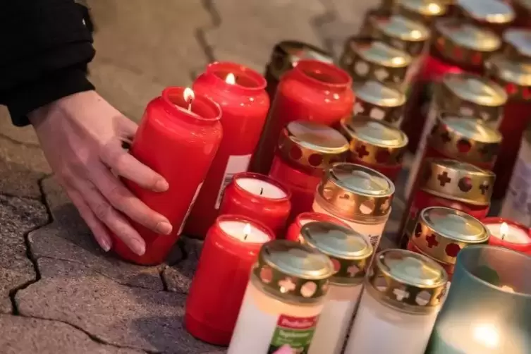 Kerzen im Gedenken an das getötete Mädchen.  Foto:DPA 