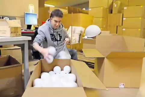 Die große Styropor-Abteilung ist Meik Matterns Reich: Hier sorgt der 34-Jährige selbstständig fürs Verpacken, Etikettieren und d