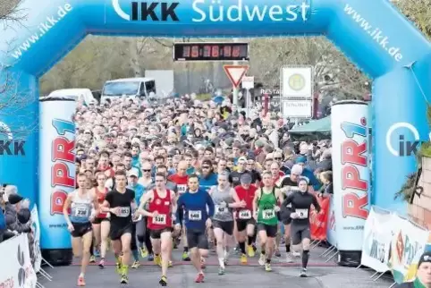 Und Action: 850 Läufer machten sich beim 45. Silvesterlauf auf die Zehn-Kilometer-Strecke.