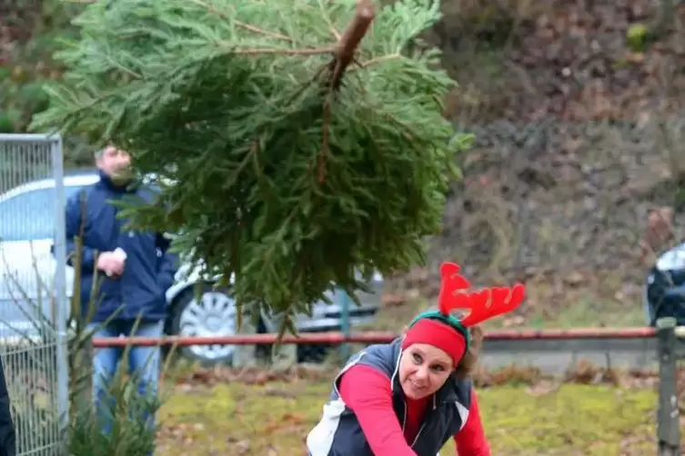 So wie Eva Bug aus Mutterstadt im vergangenen Jahr, lassen die Teilnehmer beim Weihnachtsbaumwurf auch am Sonntag die Tannen fli