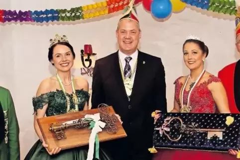 Haben die Macht übernommen: Bruchkatzen-Präsident Jürgen Lesmeister, Karnevalsprinzessin Lena I., Karnevalsprinzessin Janine I. 