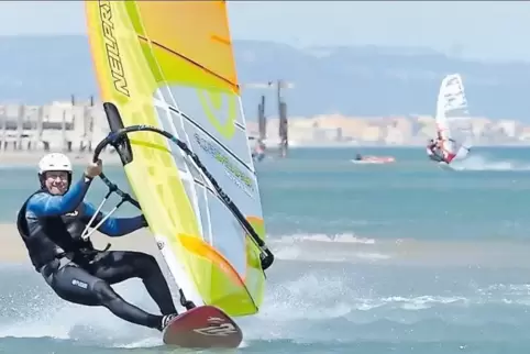 Bei ablandigem Wind gibt es kaum Wellen: Dann sind Speedsurfer wie Wolfgang Lewang gerne auf ihren Brettern unterwegs.