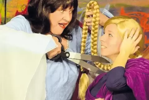 Märchen-Motiv: Zopf wird abgeschnitten (hier bei „Rapunzel“-Theater in Deidesheim).