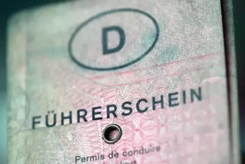 Wer noch keinen Führerschein hat, darf nur auf ausgewiesenen Verkehrsübungsplätzen fahren. Foto: dpa 