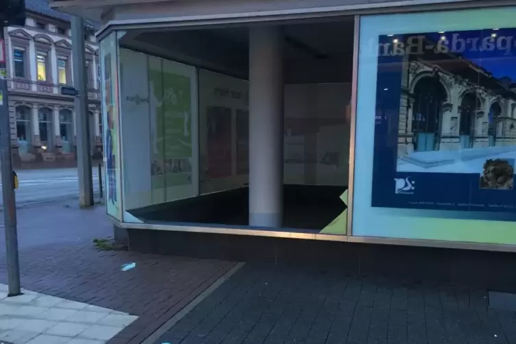 Pirmasens_Orkan_Burglind_Schaufenster_entglast_2018_01_03_POLIZEI.jpg