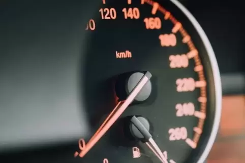 Die Tachonadel stieg bei den beiden Fahrern auf der B 9 auf 156 und 160 Stundenkilometer.  Foto: Polizei 