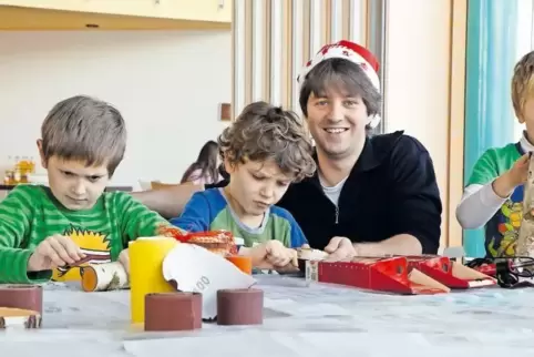 Pascal Wilking beim Basteln mit Kindern.