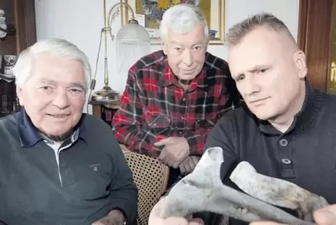 Erzählen Erik Wieman (rechts) von ihren Erinnerungen, als der Halifax-Bomber abstürzte: (von links) Fritz Zinser und Helmut Jung