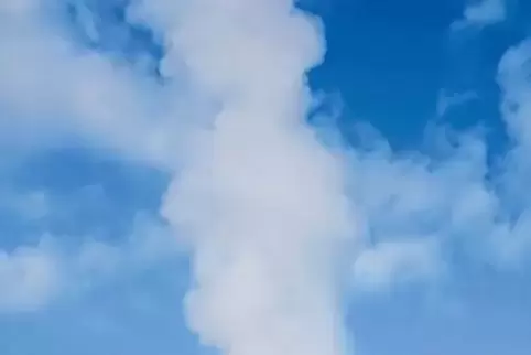 Rund 30 Meter hoch reicht die Wassersäule des Strokkur, Islands berühmtestem Geysir, zu dem täglich Hunderte Touristen pilgern.